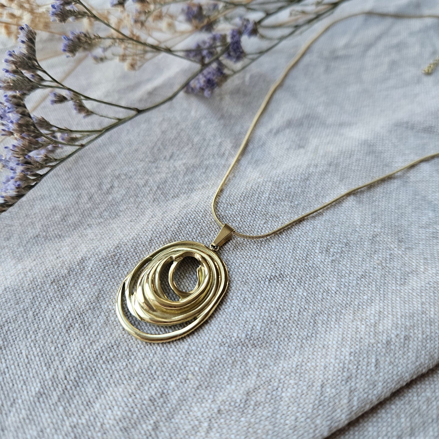 Gold Abstract Circle Pendant Necklace – Sculptural Design