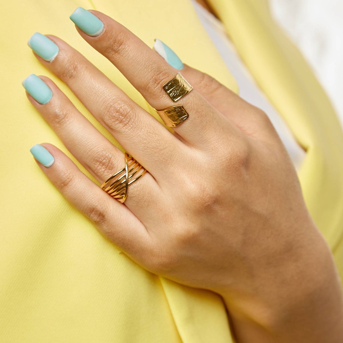 Twist of Elegance: Adjustable Gold Ring