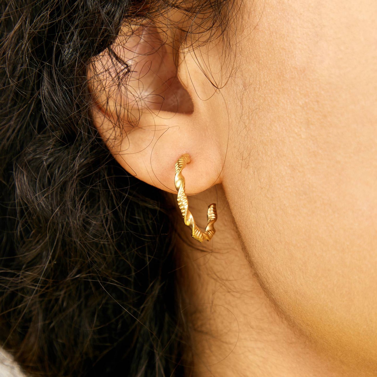 Twisted Elegance: Round Hoop Earrings