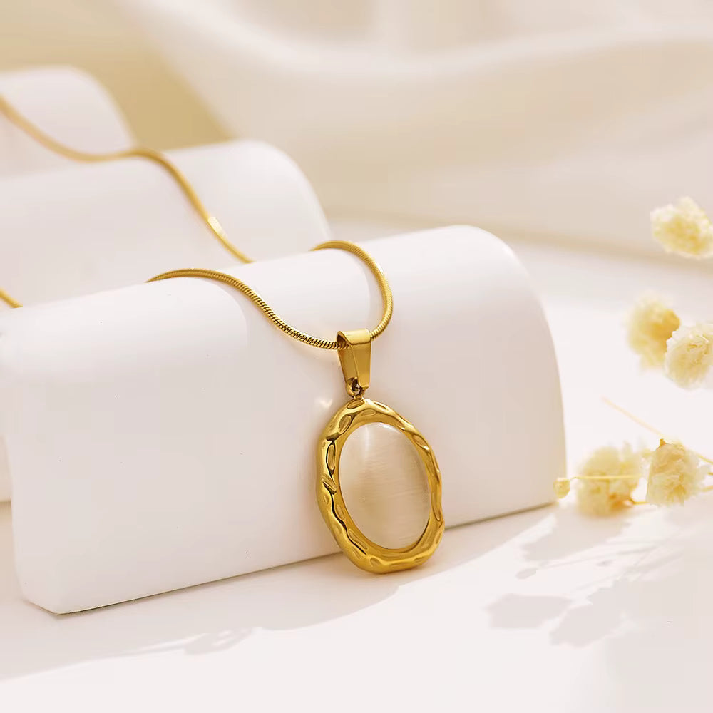 Gold Oval Pendant Necklace – Elegant Minimalist Statement Jewellery