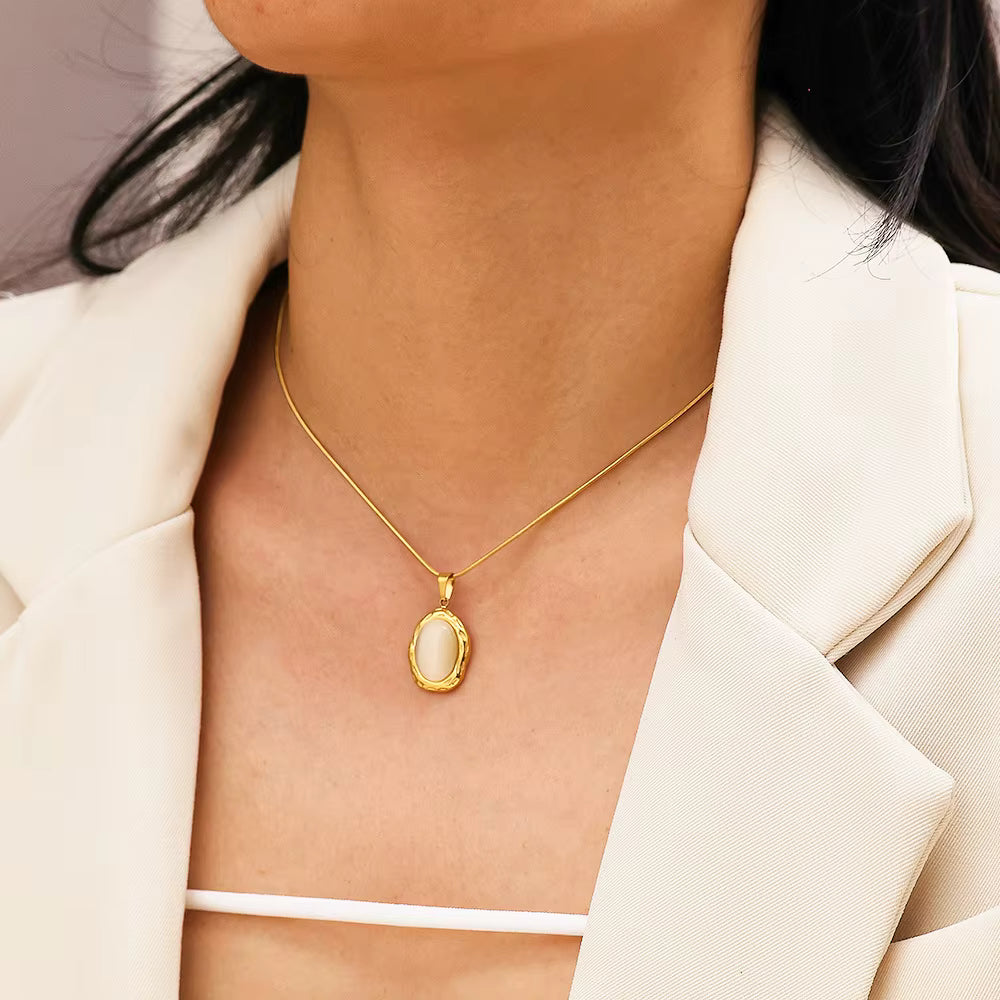 Gold Oval Pendant Necklace – Elegant Minimalist Statement Jewellery