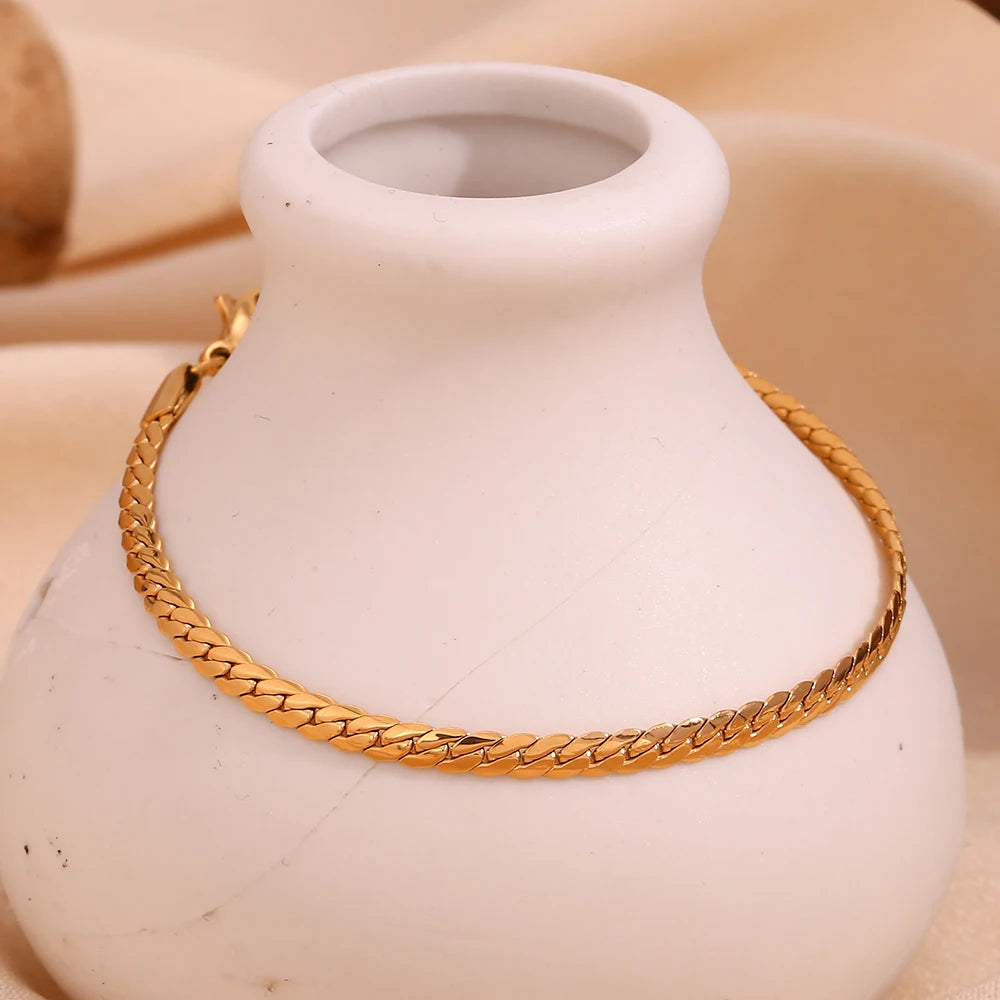 Modern Elegance: Sleek Design in 18k Gold
