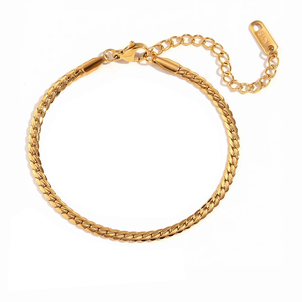 Modern Elegance: Sleek Design in 18k Gold