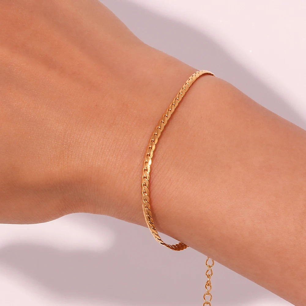Modern Elegance: Sleek Design in 18k Gold