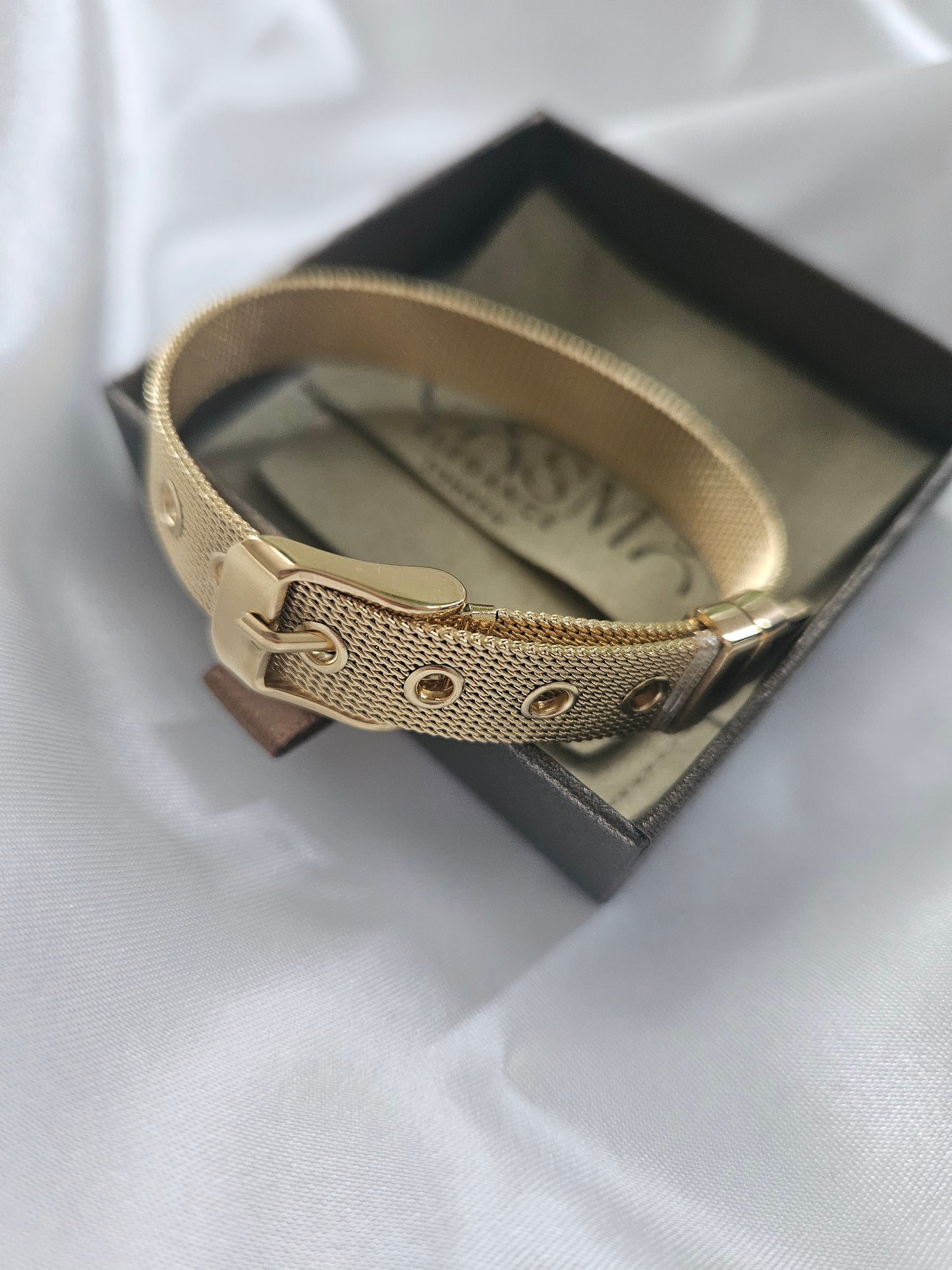 Chic and Sleek: 18K Gold-Plated Bracelet with Belt Buckle Motif