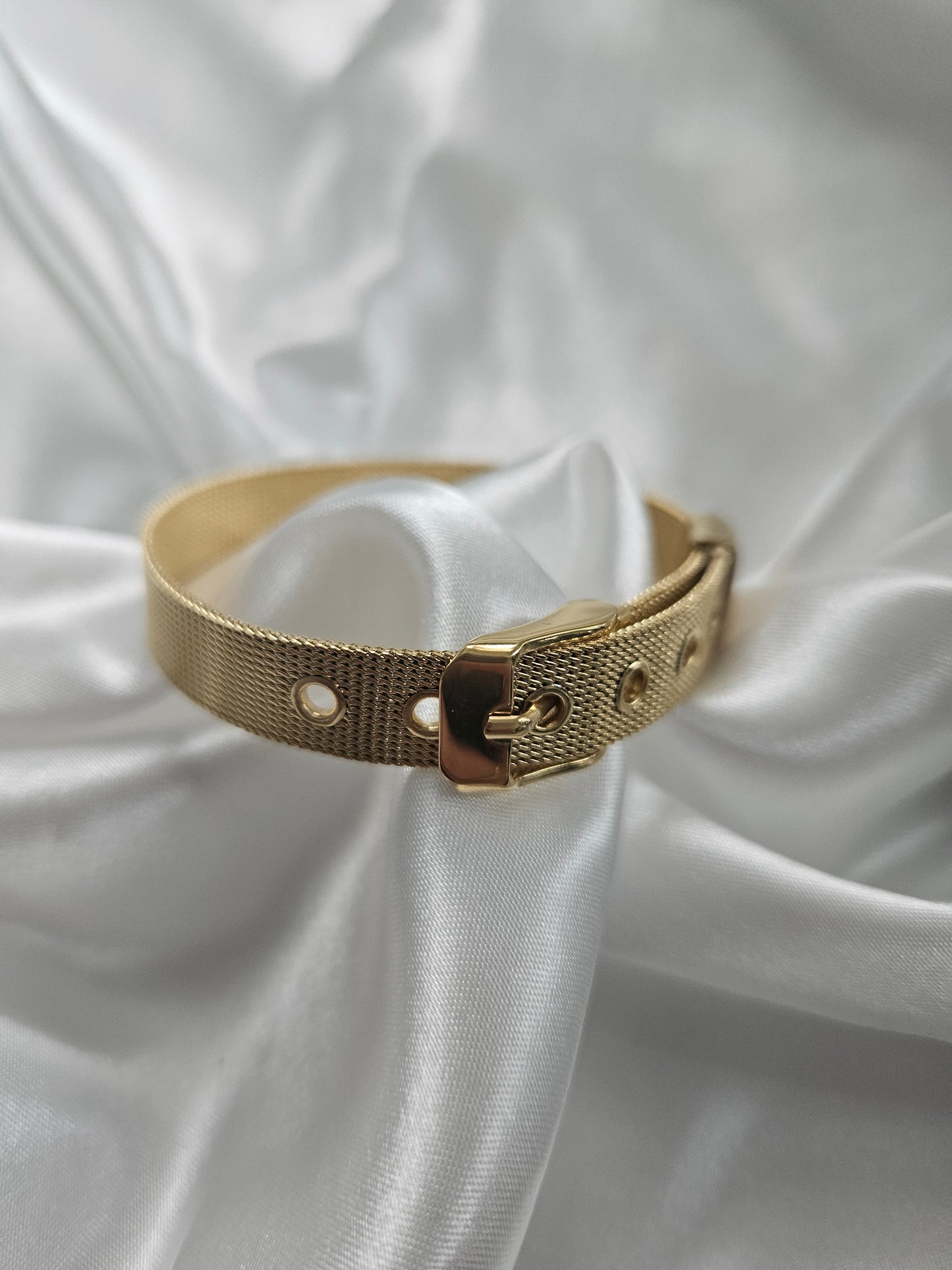 Chic and Sleek: 18K Gold-Plated Bracelet with Belt Buckle Motif